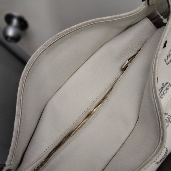 💯 Authentic MCM White Shoulder Bag with Monogram Pattern - Picture 9 of 10